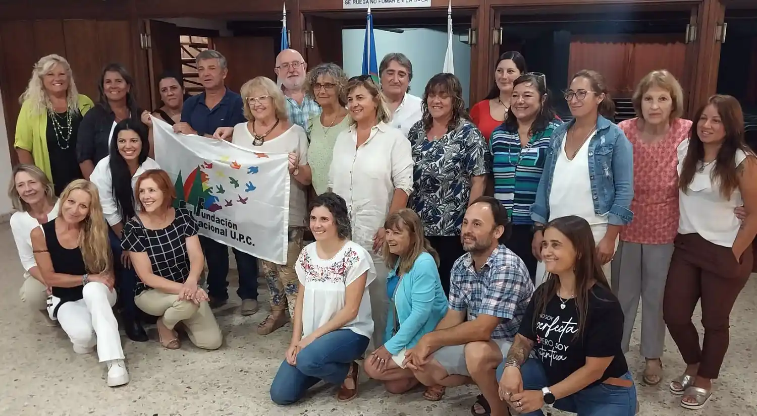 Todo el grupo. Integrantes de la comisión directiva junto a los profesores de los talleres