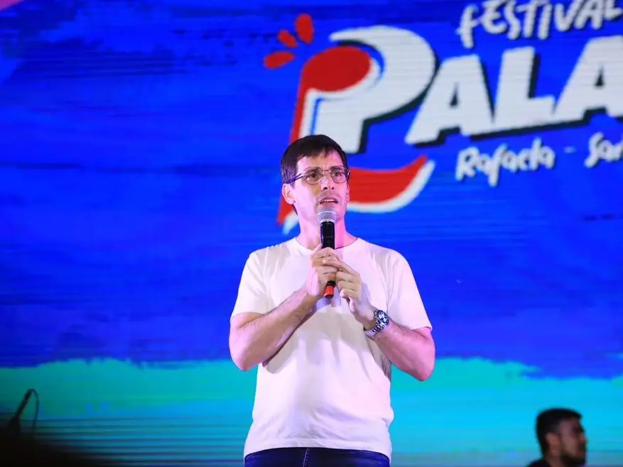 El intendente Viotti en el escenario del Festival Internacional Luis Palau que se desarrolló durante el fin de semana en Rafaela