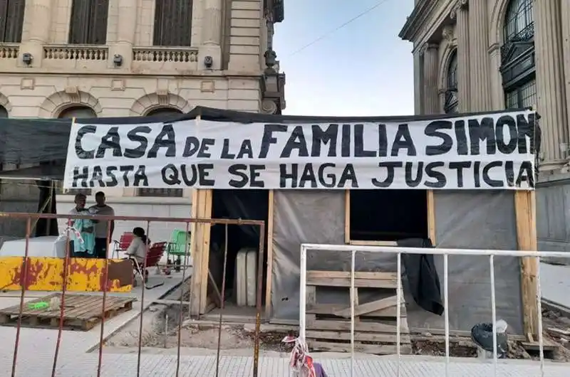 Acampe en el municipio de Tandil por Sebastián Simon: “Me van a tener que matar para sacarme de acá”, lanzó su padre