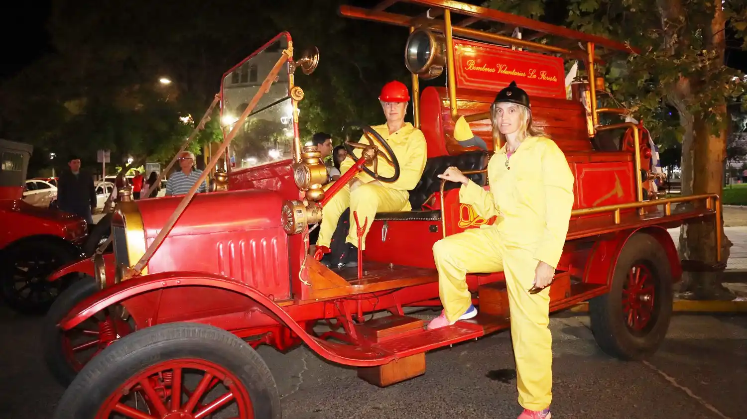 Los autos antiguos y clásicos coparon la ciudad