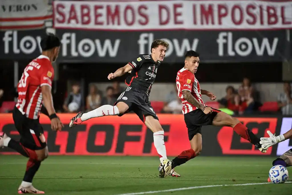 Colidio define para el primer gol de River.