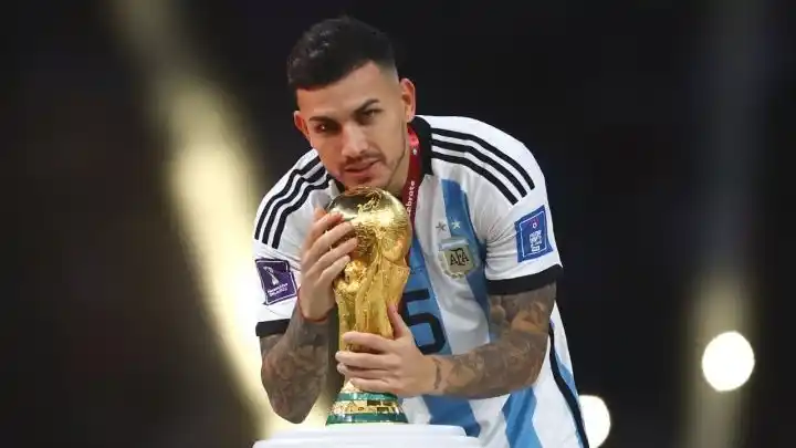 Paredes, otro campeón del mundo que vuelve a Argentina.