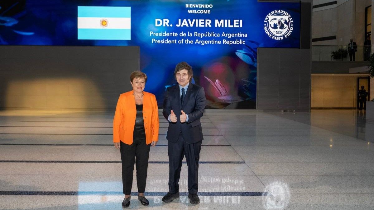 Con respecto al reciente crédito del FMI, el PJ apuntó: "Se trata de otro préstamo político, similar al otorgado a Mauricio Macri en 2018".