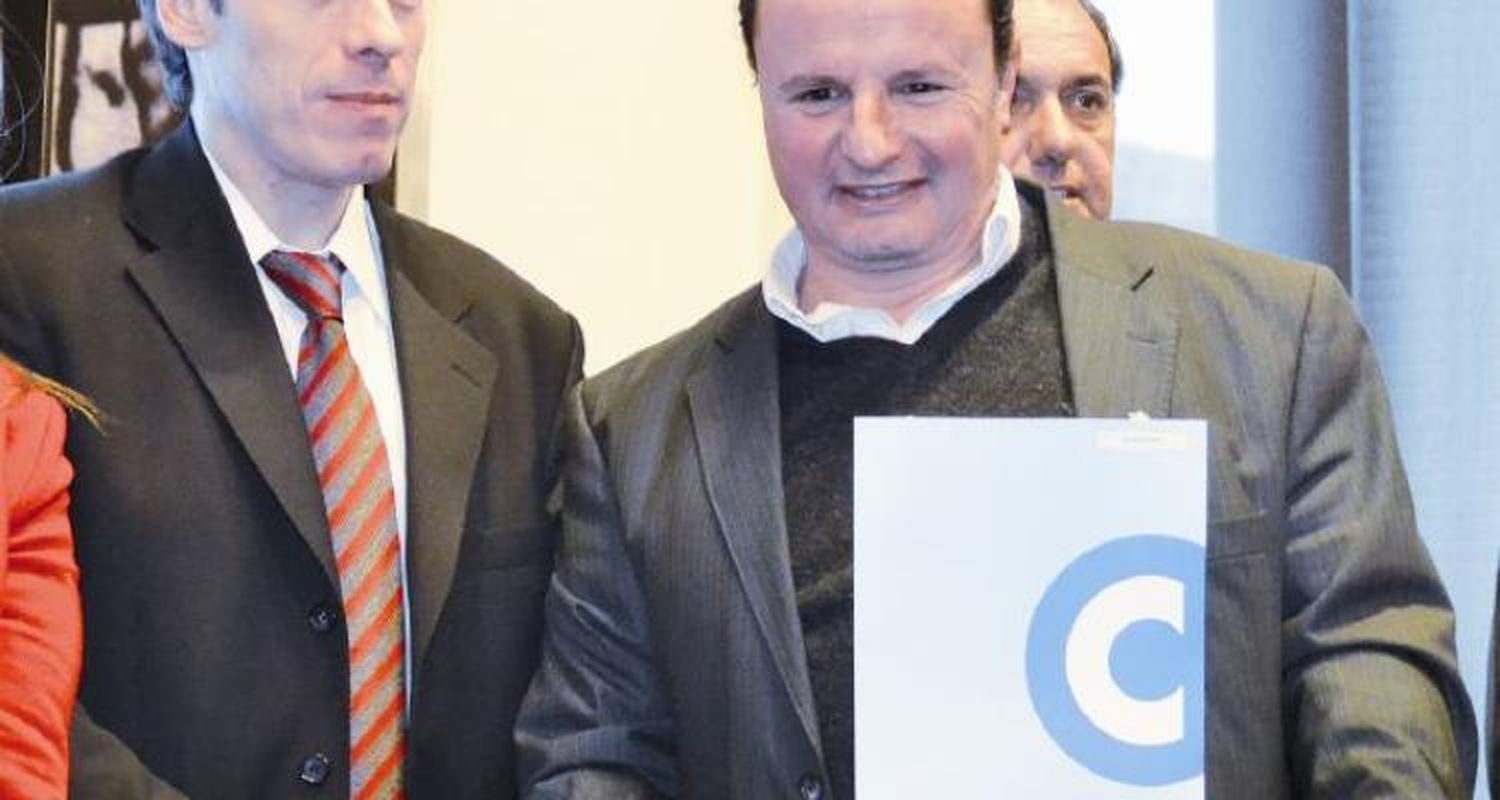 De Vido firma convenios pero no manda la plata