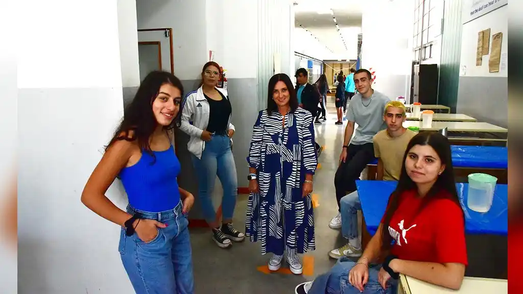 Jóvenes italianos visitan la ciudad para investigar sobre la inmigración