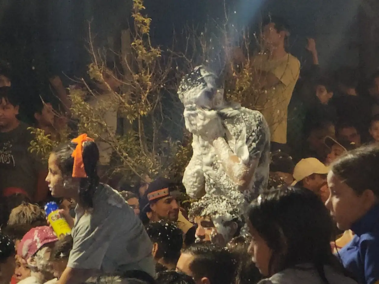 La espuma estuvo presente en la fiesta popular en el barrio de la estación ferroviaria.
