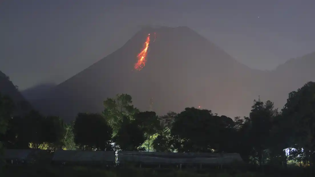 Entra en erupción un volcán en Indonesia y arroja un río de lava