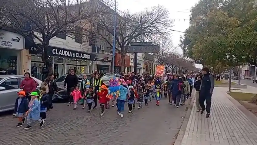 Desfile y festejos por el Día de los Jardines sorprendieron en pleno centro de Rafaela