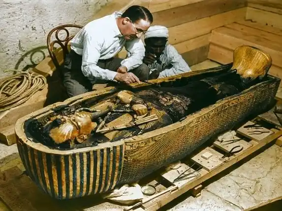 Howard Carter examinando el último ataúd de Tutankamón, que contenía la momia en su interior. Fuente: National Geographic.
