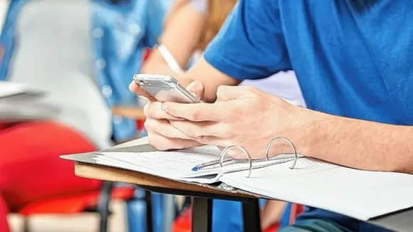 Prohibición de celulares en escuelas primarias: Avanza el proyecto en la Legislatura bonaerense