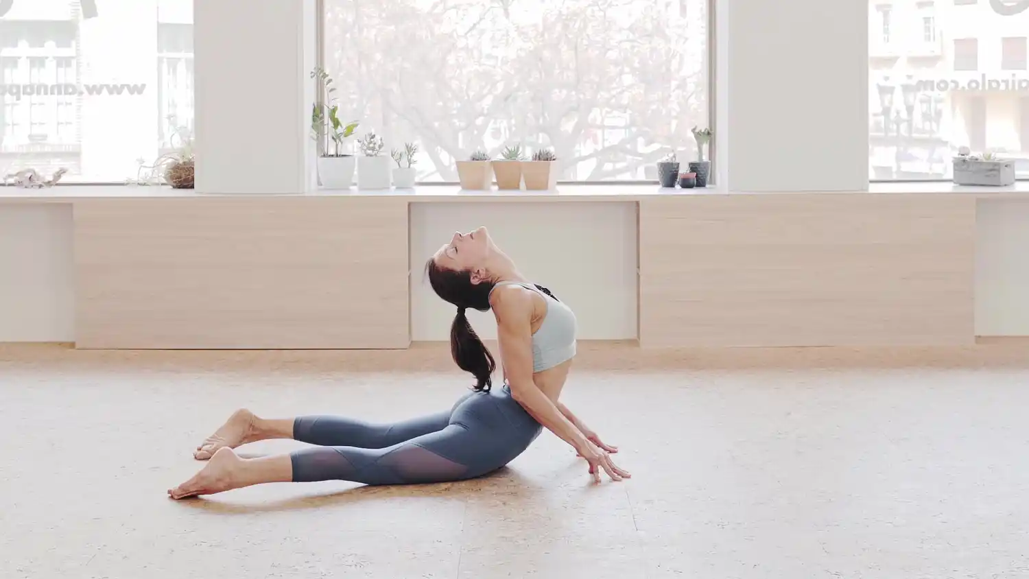 Con este ejercicio podrás tonificar y estirar gran parte de tu cuerpo/ DeporteGlam