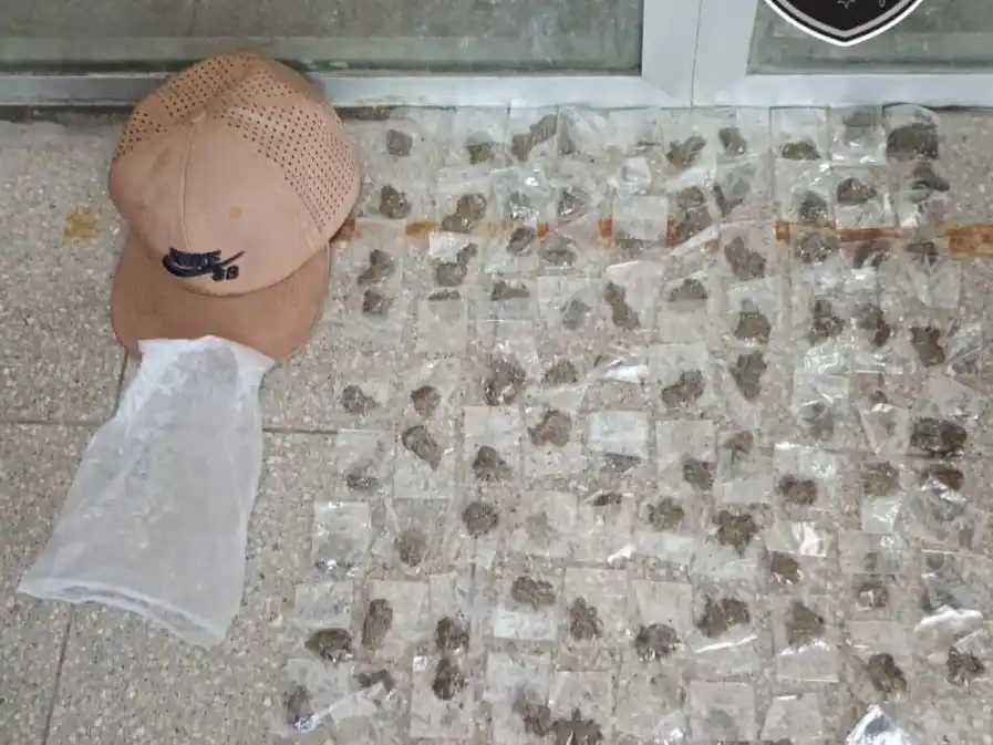 Detuvieron a un joven con más de 100 envoltorios con marihuana en la zona sur