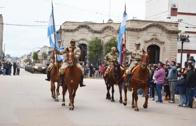 Una multitud acompañó los Actos por el Bicentenario de la Independencia
