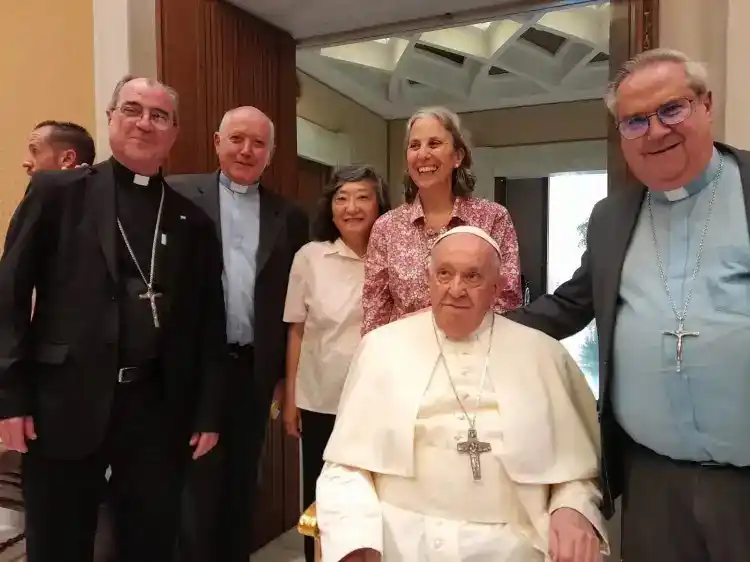 El obispo Hugo Salaberry en su visita al papa Francisco, en octubre de 2023, junto a integrantes de la Diócesis de Azul.