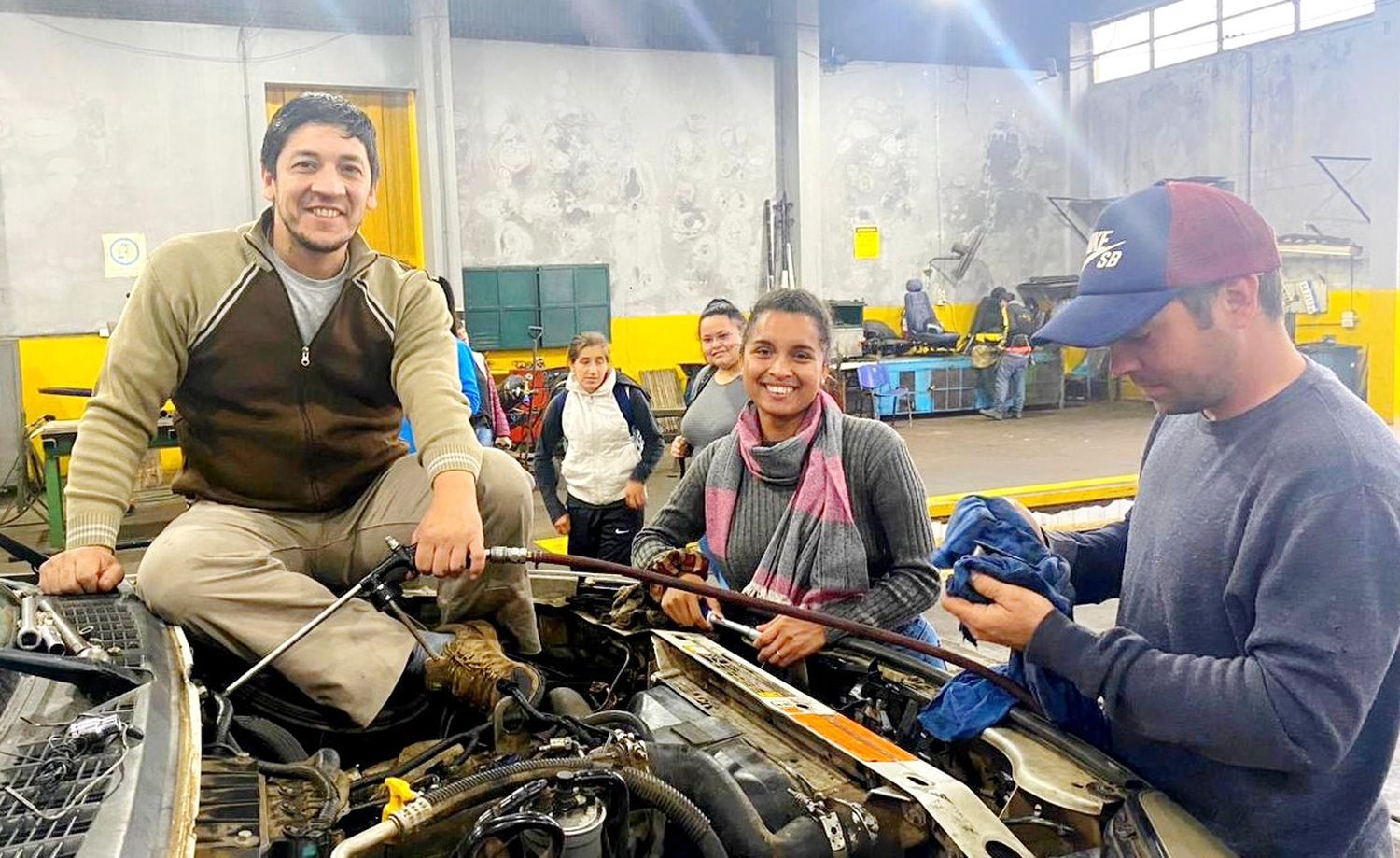 La municipalidad incorporó a tres mujeres que desarrollarán tareas de mecánica y albañilería