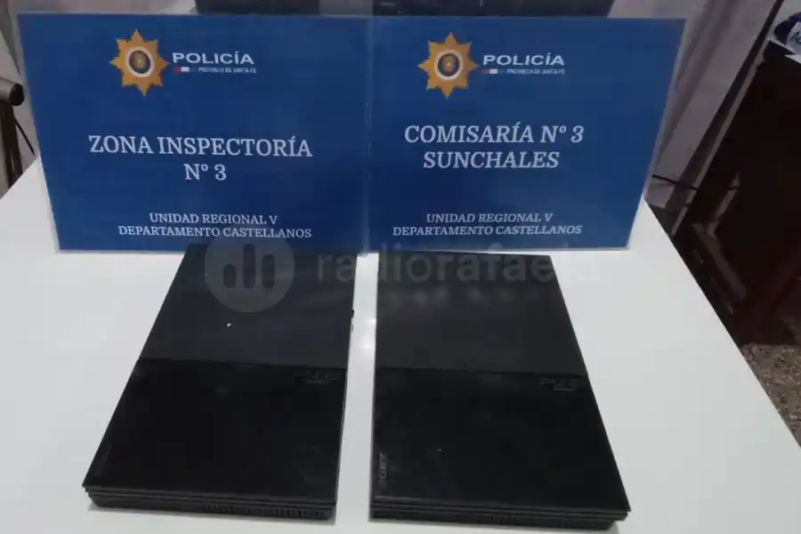 Le robaron una Play, un televisor y dinero tras forzarle el portón del garaje