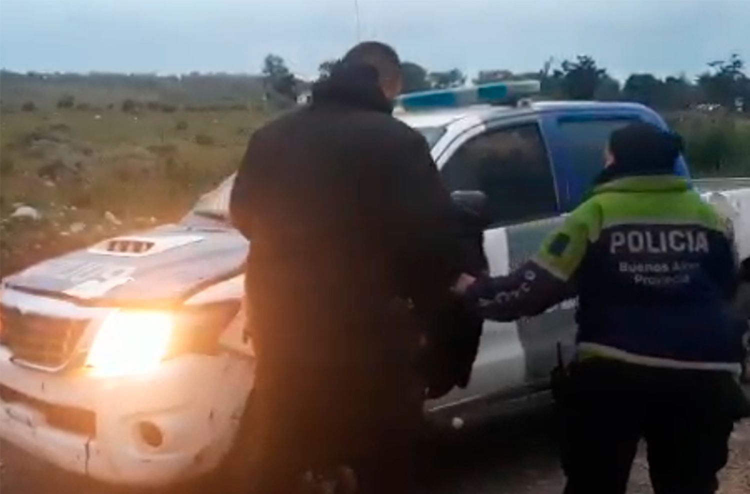 Un policial de película: robó una moto, escapó, fue perseguido y le apuntó a los policías tras caer del rodado