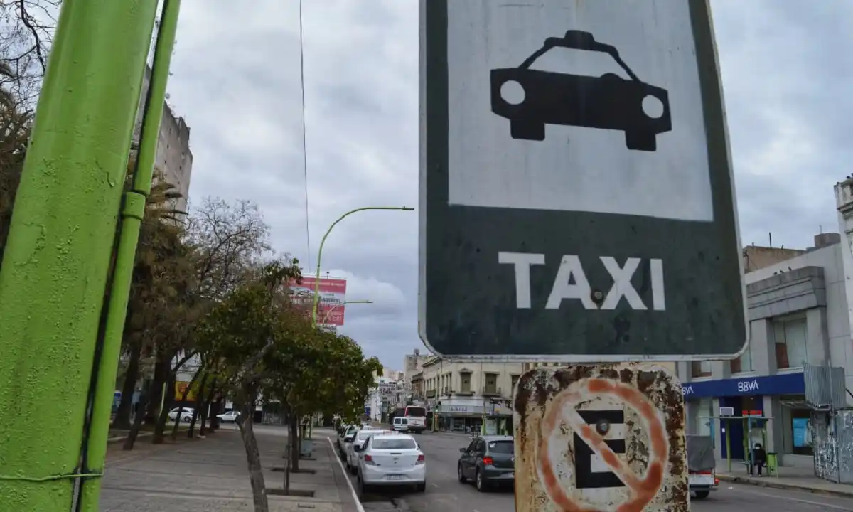 Una mujer denunció que un taxista la bajó a mitad de camino: “Me dijo negra pata sucia”