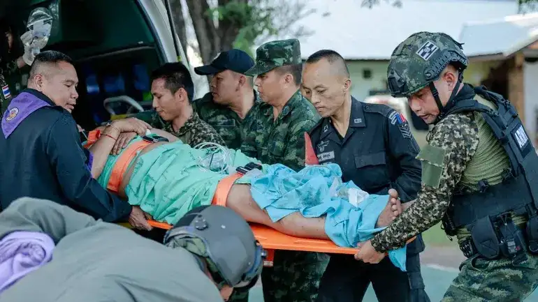Un soldado tailandés herido es evacuado tras los enfrentamientos en la frontera entre Tailandia y Camboya en la provincia tailandesa de Sisaket [Folleto: Ejército tailandés/AFP]