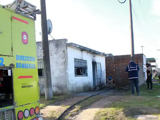 Se incendió una casa donde había niños solos