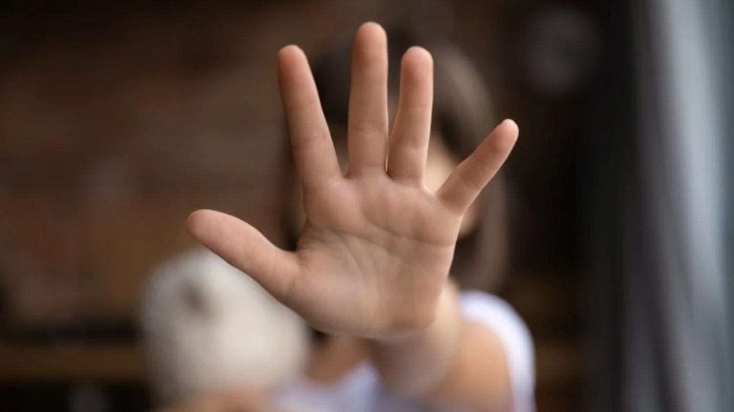 Obligaba a su sobrina de 11 años a tomarse fotos sin ropa para vender el contenido