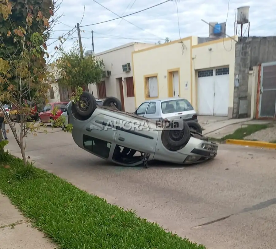 Insólito vuelco en la ciudad: encontraron un auto dado vuelta en plena calle pero su conductor no estaba