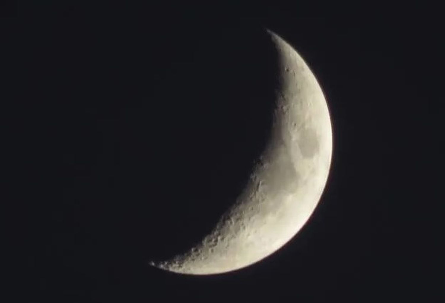 La Luna en cuarto creciente emerge misteriosamente en la intensa casa de Escorpio, desvelando secretos y emociones profundas.