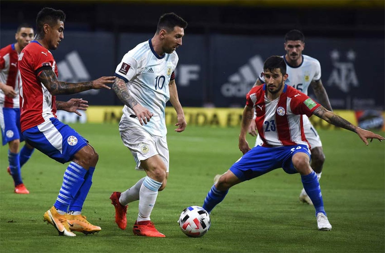 Eliminatorias Sudamericanas: con Messi en el banco de suplentes, Argentina recibe a Paraguay en el Monumental