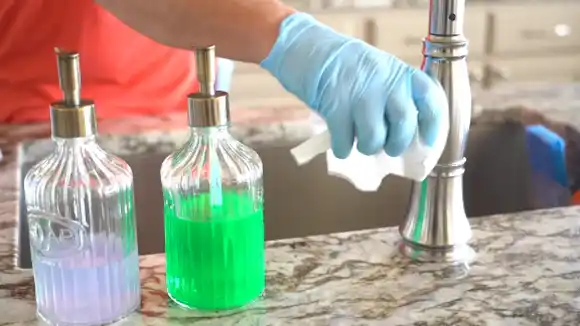 CLORO Y VINAGRE la combinación que debes evitar al limpiar (+ Riesgos)