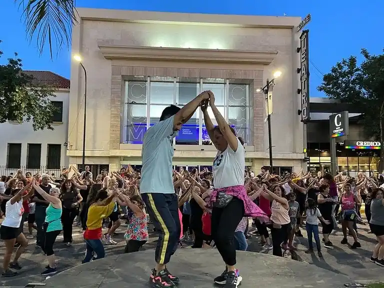 Una importante cantidad de vecinos se acercaron a Plaza San Martín.