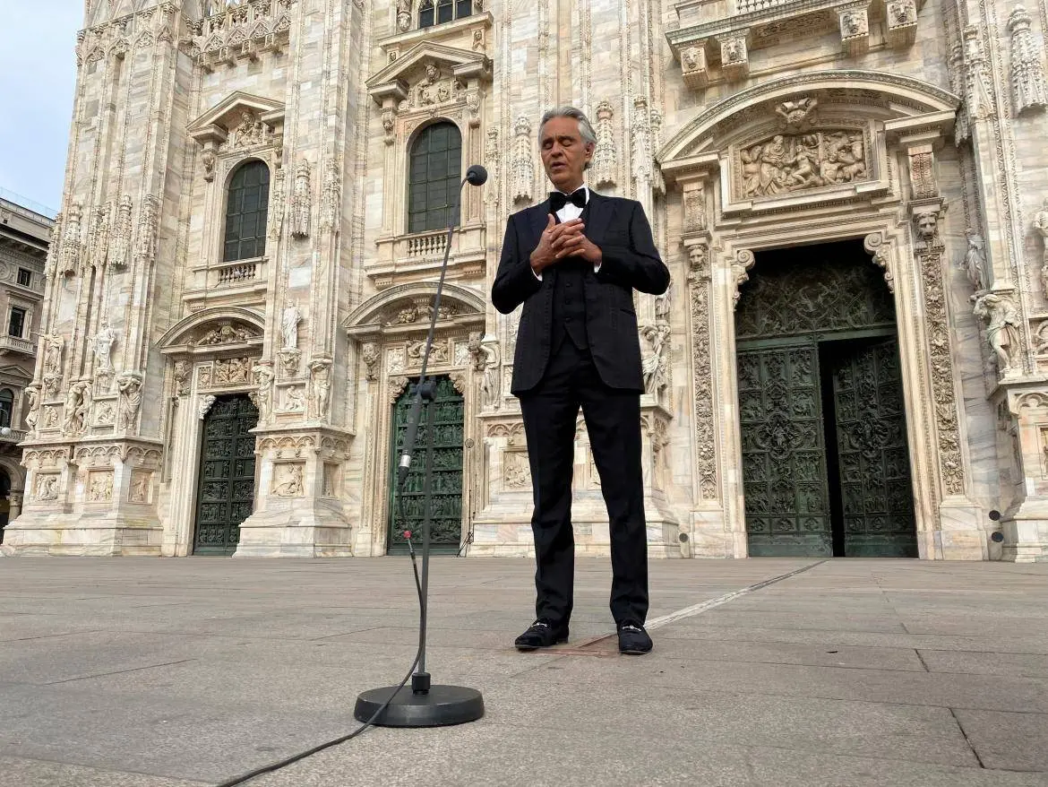  Andrea Bocelli emocionó a todos con su música en la Catedral de Milán