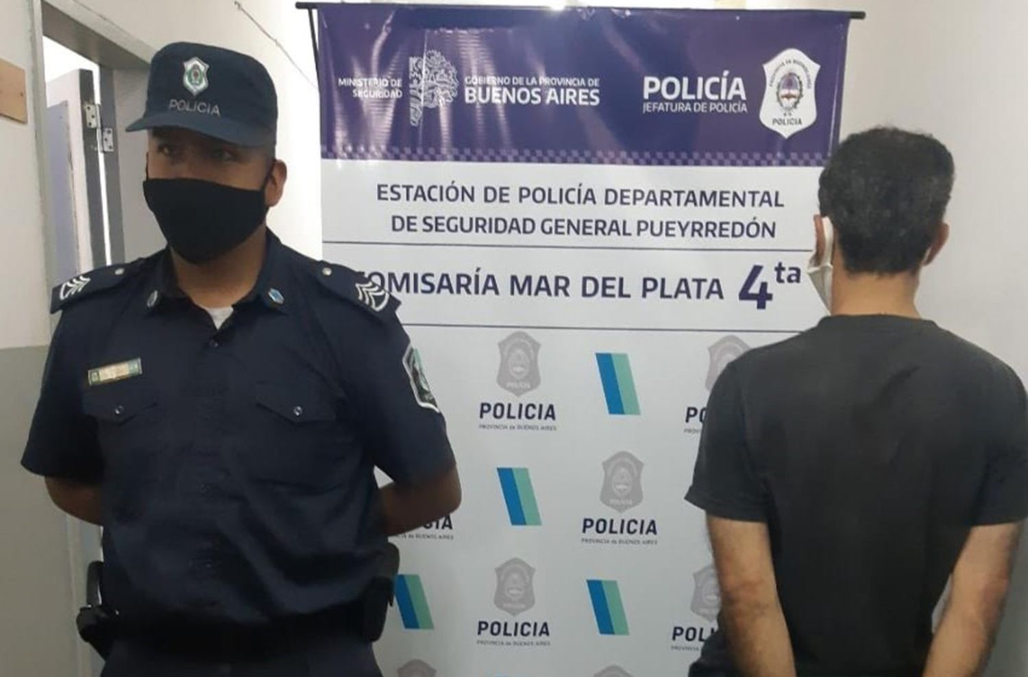 Aprehendieron a una adolescente y un hombre por asaltar a un taxista