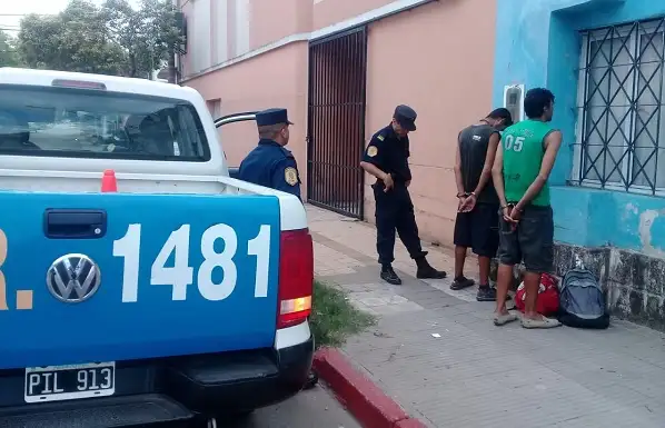 Robaron un carrito de un supermercado y los atraparon