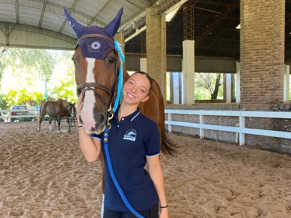 Morena Benítez junto a Ragnar MTC caballo entrenado en el Haras Santa María del Mar.
