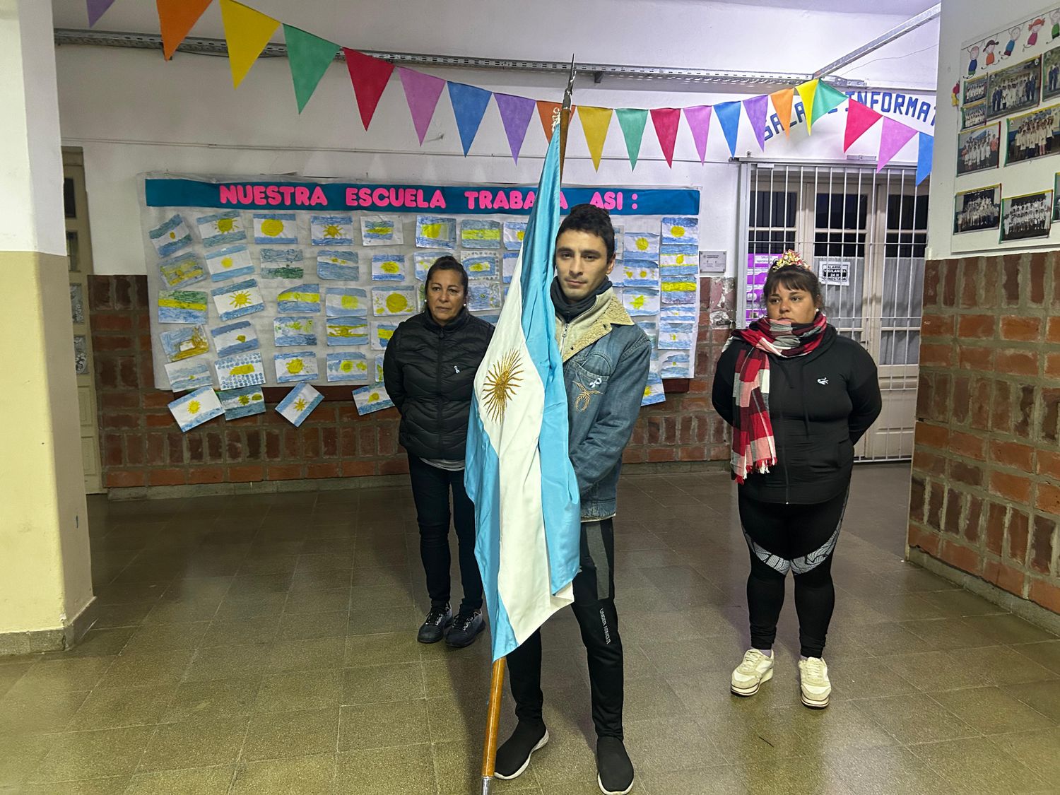 Rosa, Ismael y Johana portan con orgullo la Bandera patria.