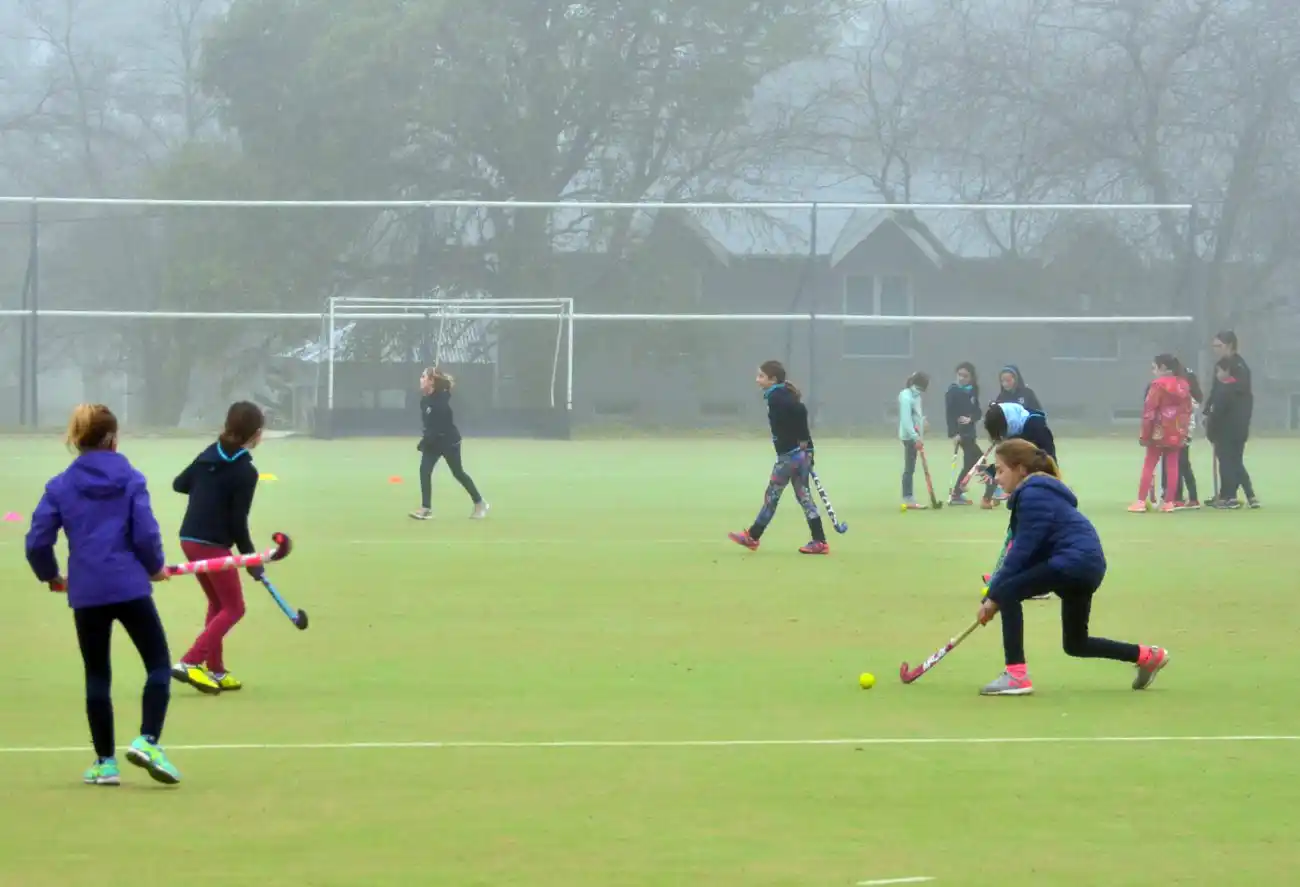 En marcha, el hockey de Los 50 cumple un rol  fundamental para las chicas en esta pandemia