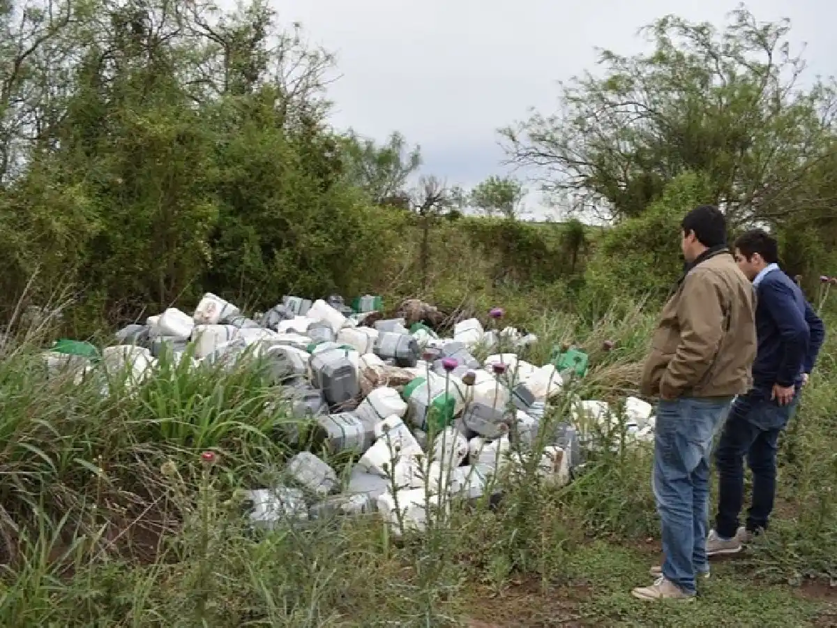 Encontraron bidones con agroquímicos en zona rural de Ceres