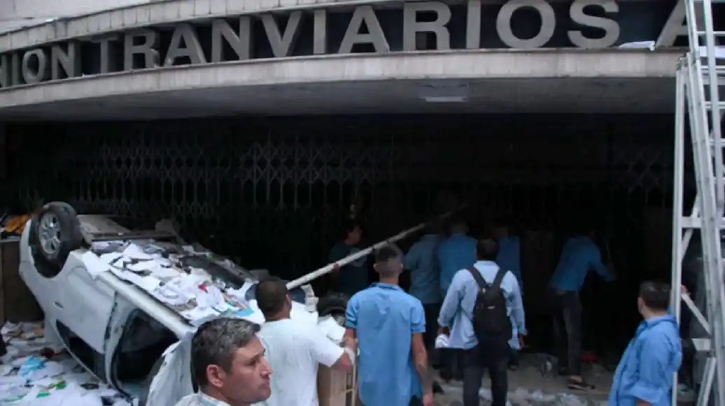 Graves incidentes en la UTA: Disidentes tomaron el edificio y hubo heridos y destrozos