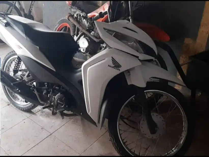 Intentó huir de la Policía, pero lo detuvieron: andaba en una moto robada