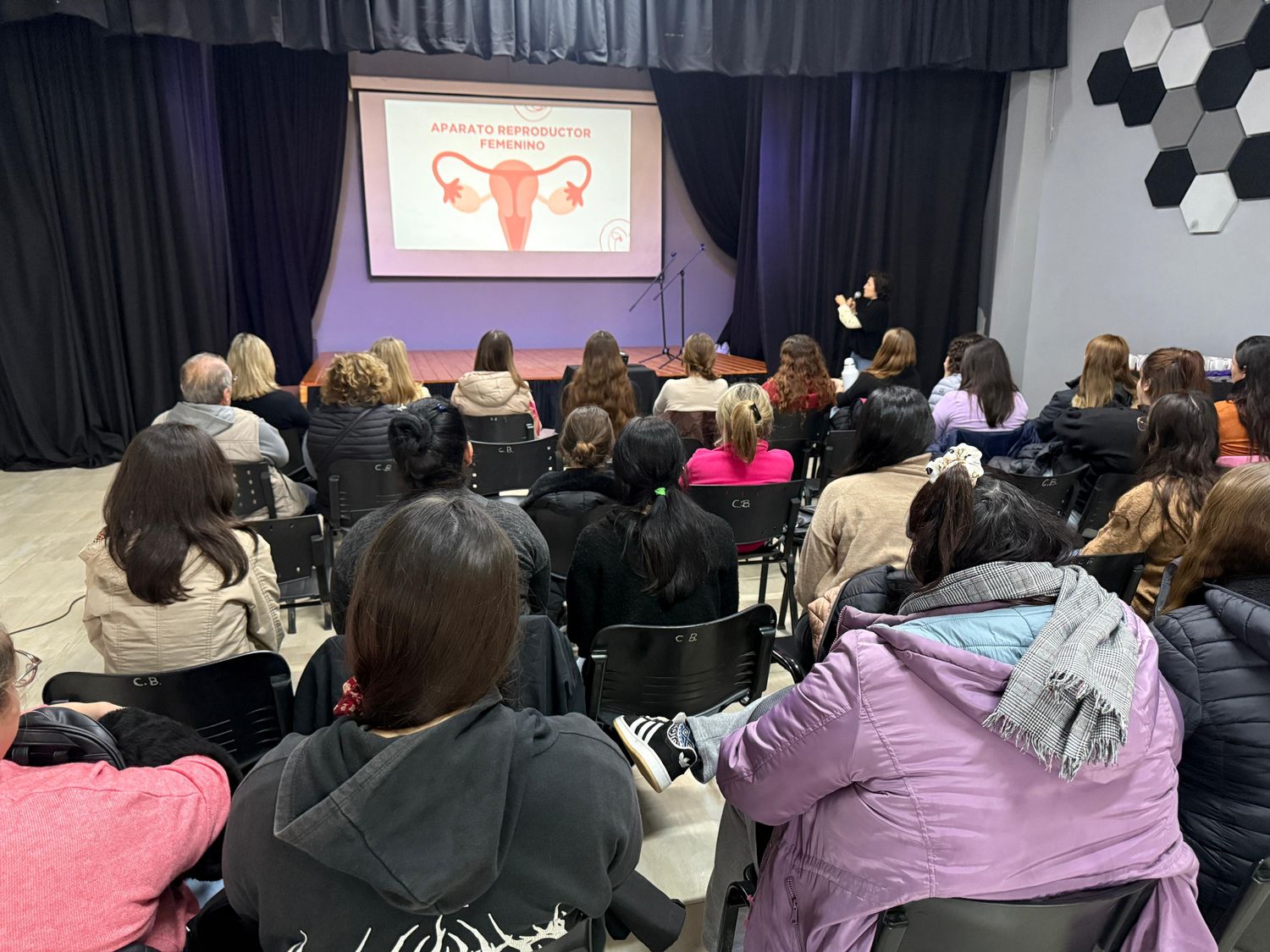 Con buena asistencia de un público participativo, la charla de Longoni abordó los métodos de gestión menstrual, cuidados, alternativas sustentables y beneficios. Foto: MVT
