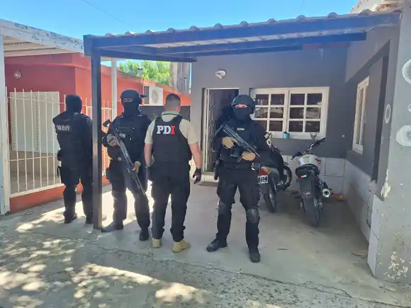 La PDI halló armas, municiones, un celular y una moto en tres allanamientos simultáneos: hay un detenido
