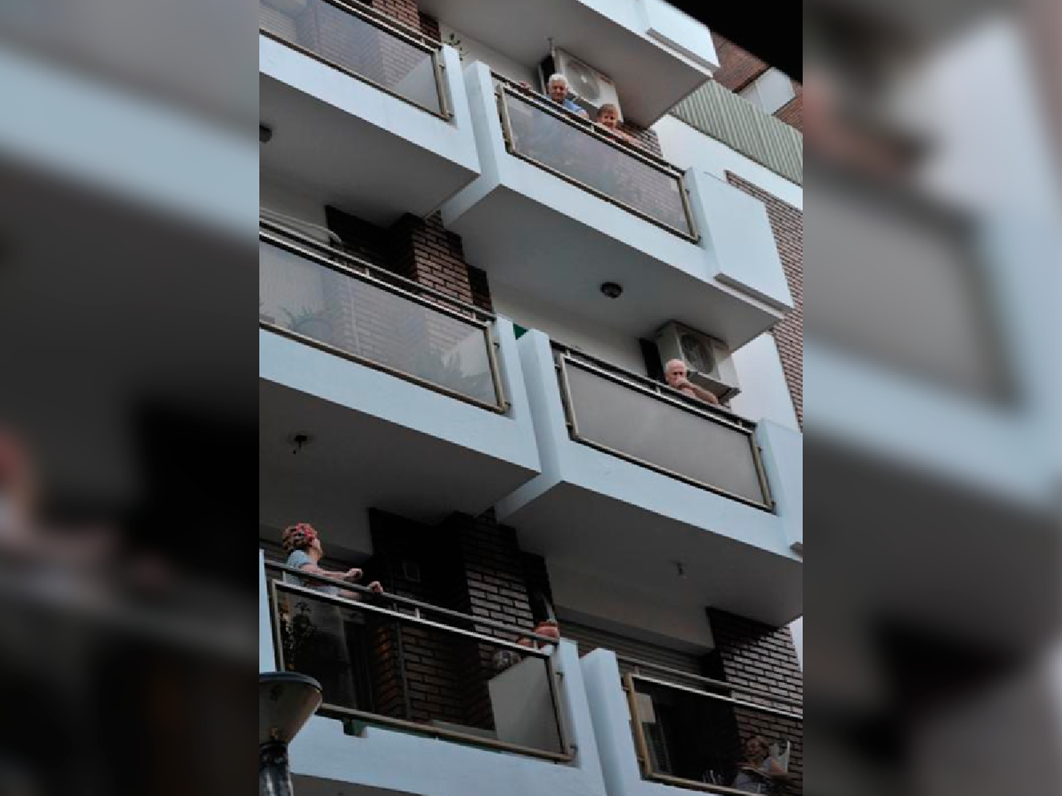La cuarentena en los edificios se llena de historias