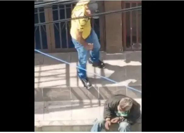 HASTA DEBAJO DE LAS PIEDRAS buscan al desalmado que golpeó a anciano sin hogar en Petare (+VIDEO)