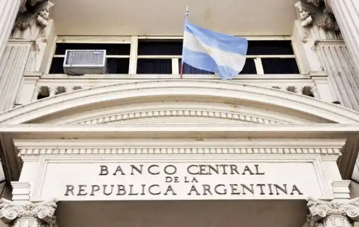 Negociación del Banco Central y las entidades financieras por los saldos de las tarjetas y el pago en ventanilla a jubilados