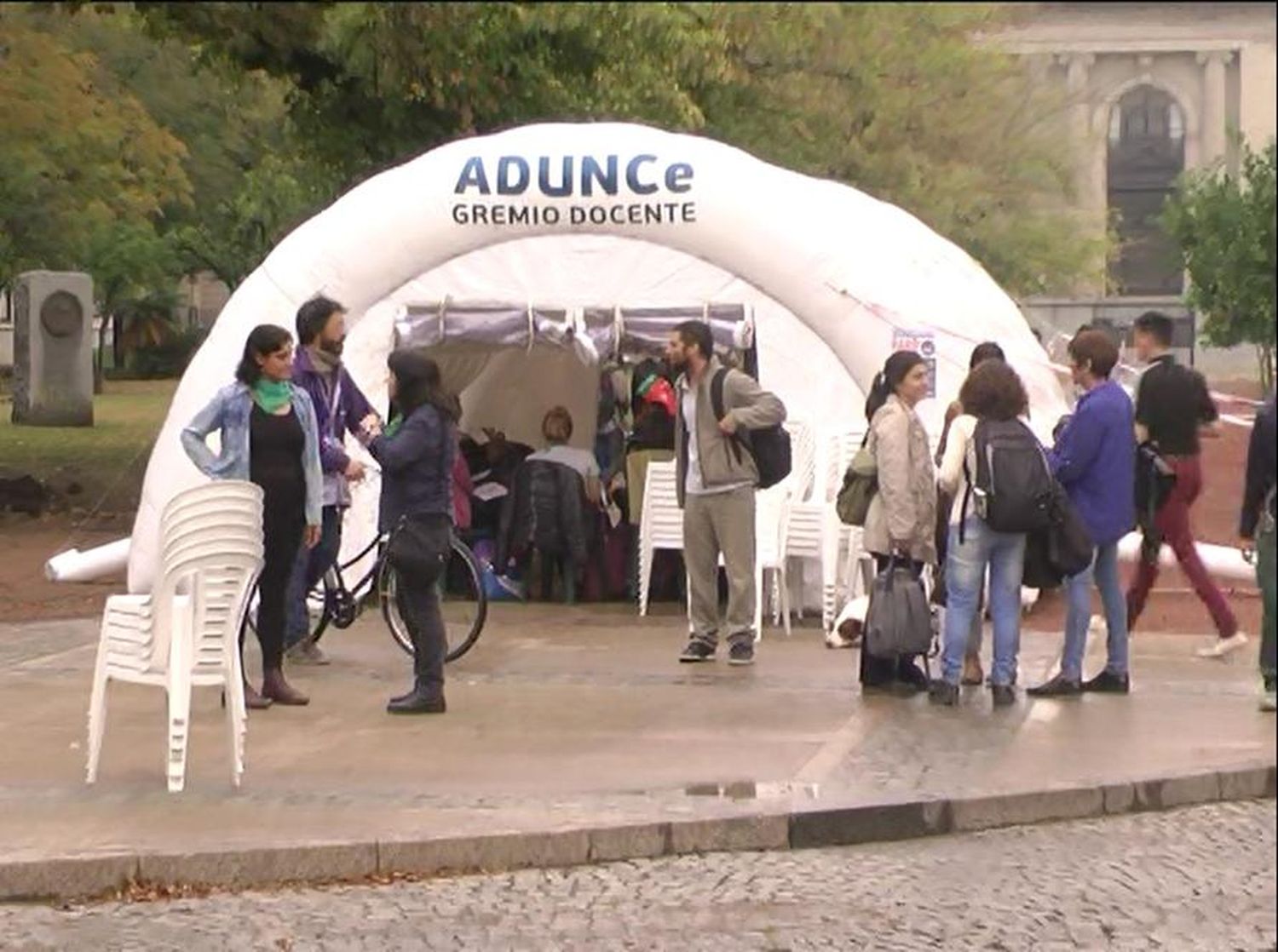 Los docentes universitarios iniciaron un paro en reclamo de aumento en sus salarios