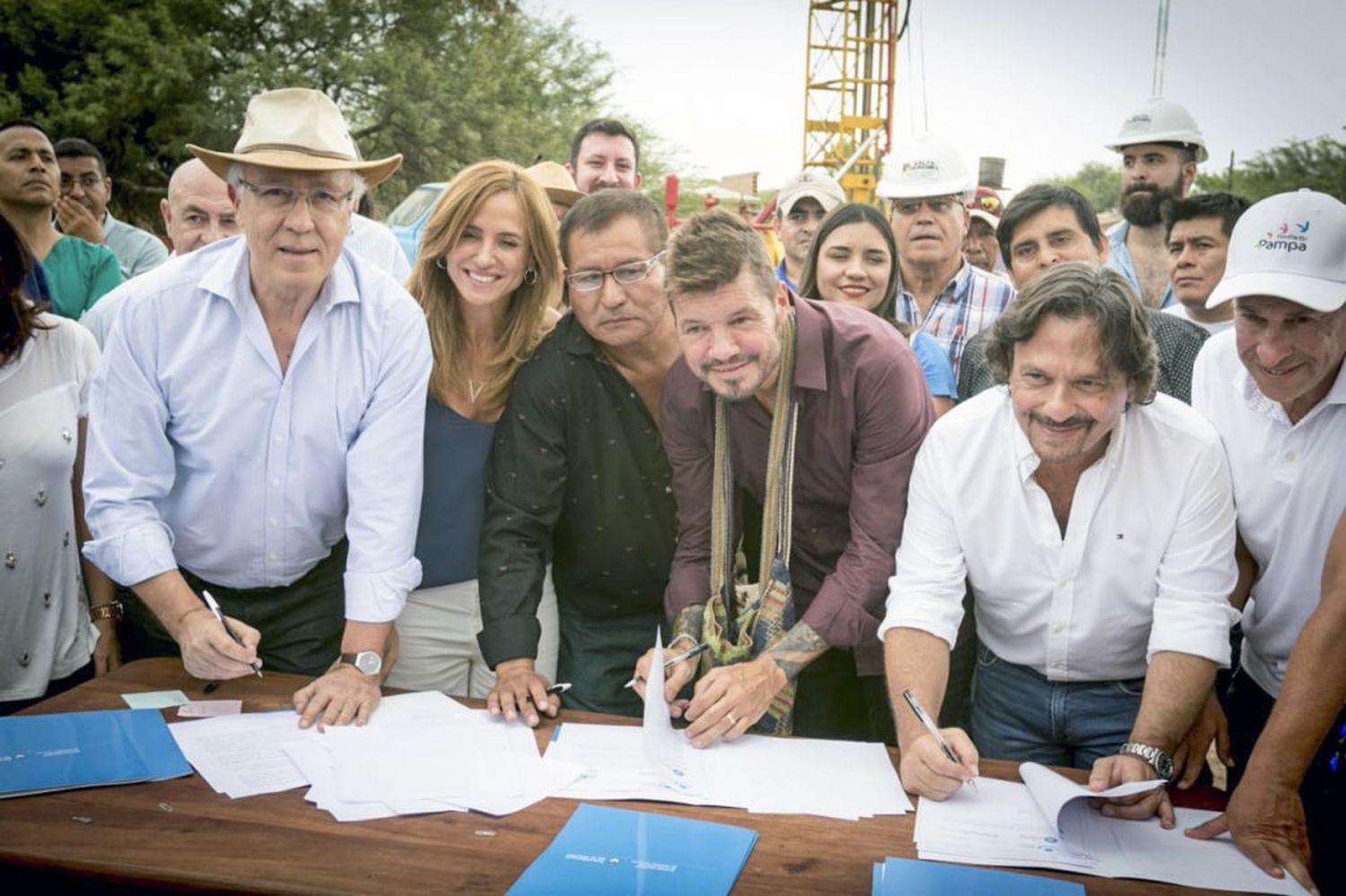 Comenzaron las obras para los pozos de agua de los wichís que construirá Marcelo Tinelli