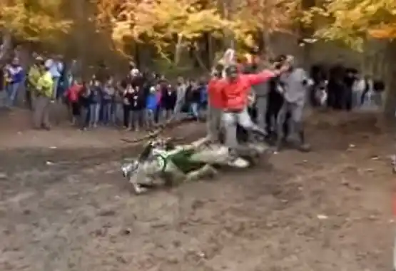 Genial video: Evitó que lo atropellara una moto, mientras hablaba por celular