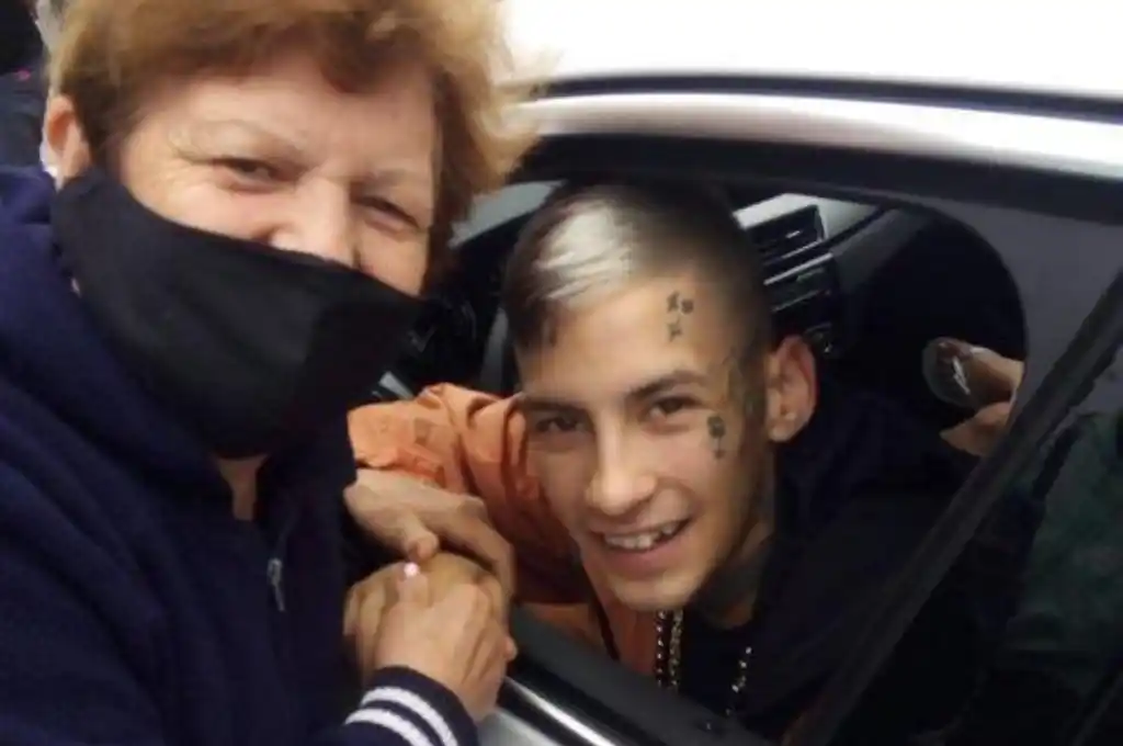 “Ni sé quién es”: una abuela se sacó una foto con L-Gante y se hizo viral
