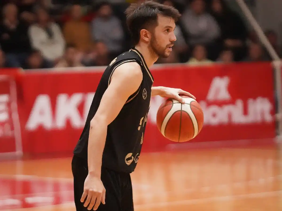 Ludueña firmó y sigue en San Isidro