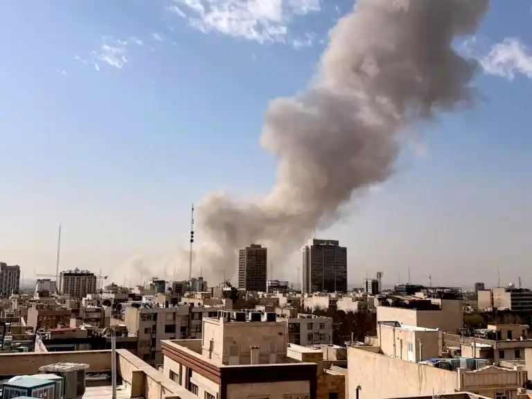 Israel y Estados Unidos llevaron a cabo ataques coordinados contra Irán y Teherán ya inició una contraofensiva